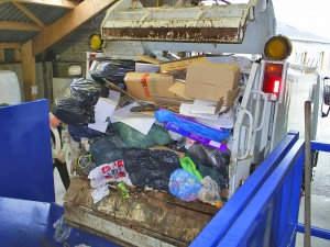 Déchargement de déchets directement sur le convoyeur d'alimentation de l'île de Molène, en France